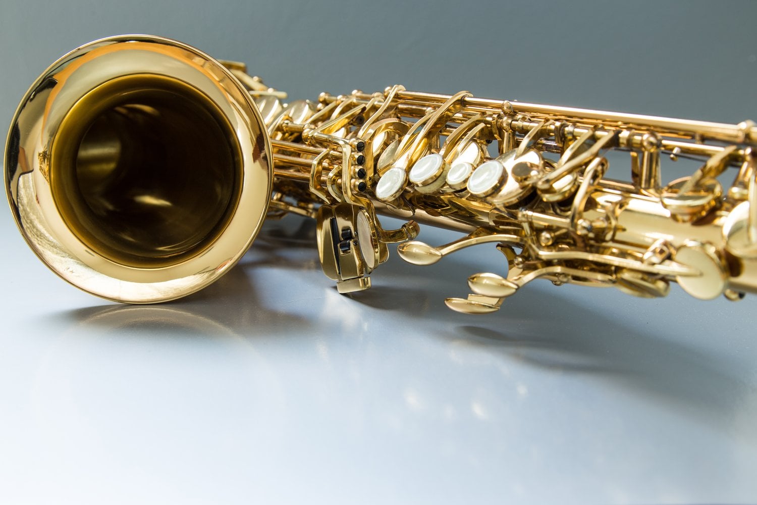 Saxofón tenor de latón pulido, en posición horizontal